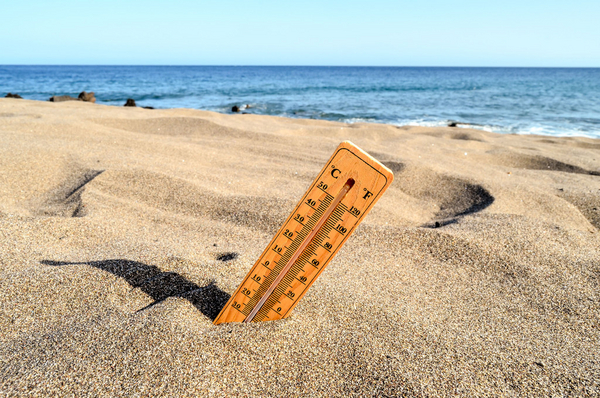 Du bruger et termometer til at måle, hvor varmt eller hvor koldt det er. Så måler du temperaturen. COLOURBOX15994876